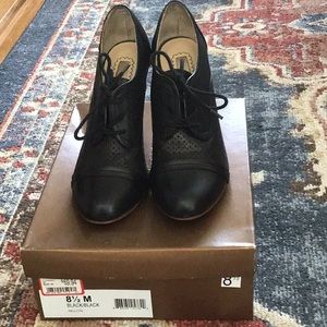 Audrey Brook Willow Heels Black